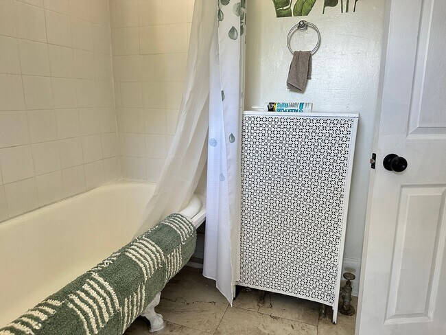 Building Photo - New Rochelle Fully Furnished Beauty