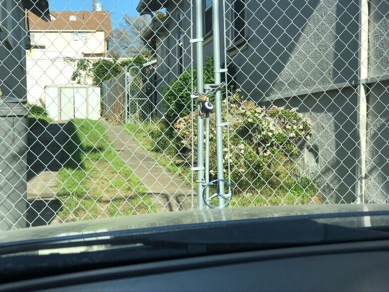 Building Photo - 4056 Santa Rita St