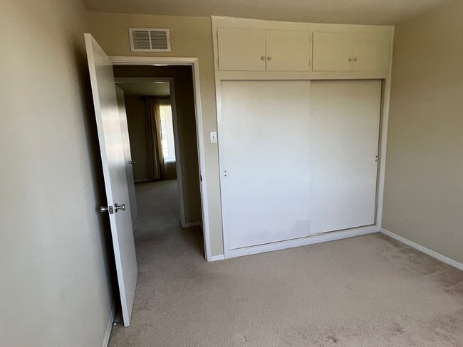 Building Photo - 3 Bedroom 2 Bath Well Kept Traditional Hom...