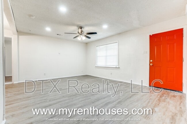 Building Photo - 5869 Bluffman Dr