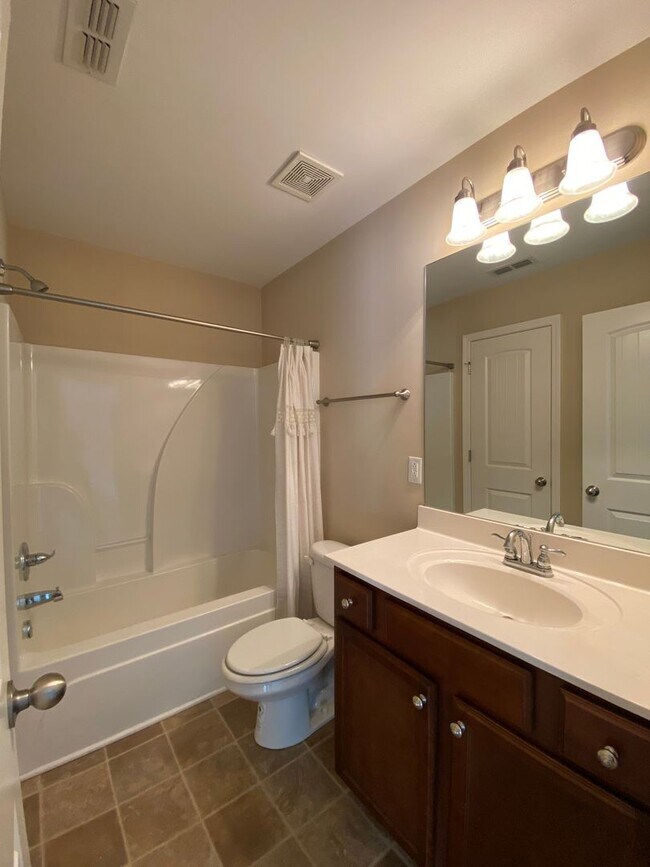 Building Photo - 3 Bedroom / 3 Bathroom / End Unit Townhome...
