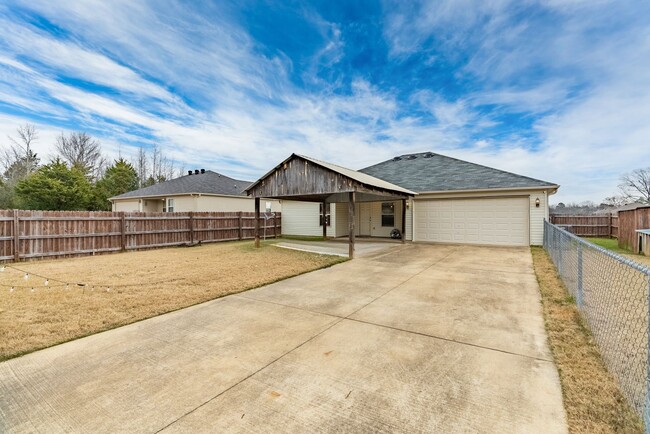 Building Photo - 4 Bedroom 2 Bath Remodeled Home