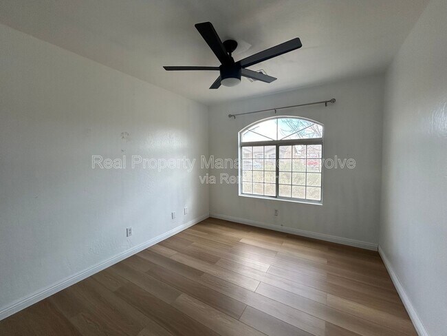 Building Photo - 4926 E Whitehall Dr