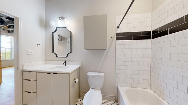 Building Photo - 305 W 27th St