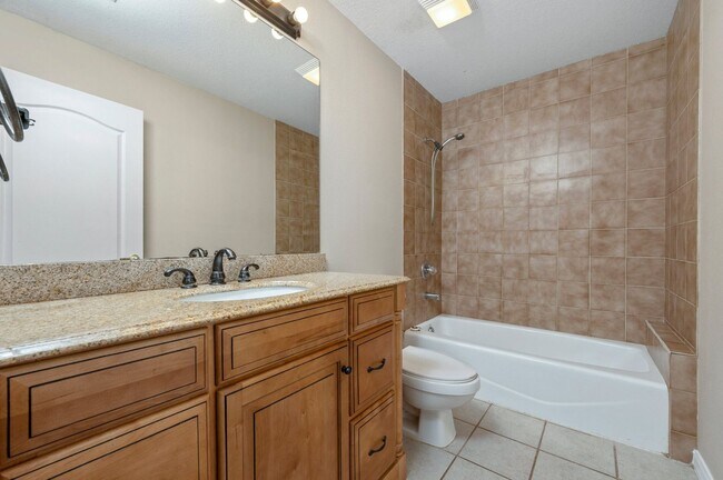 Building Photo - Spacious Home in Navarre!
