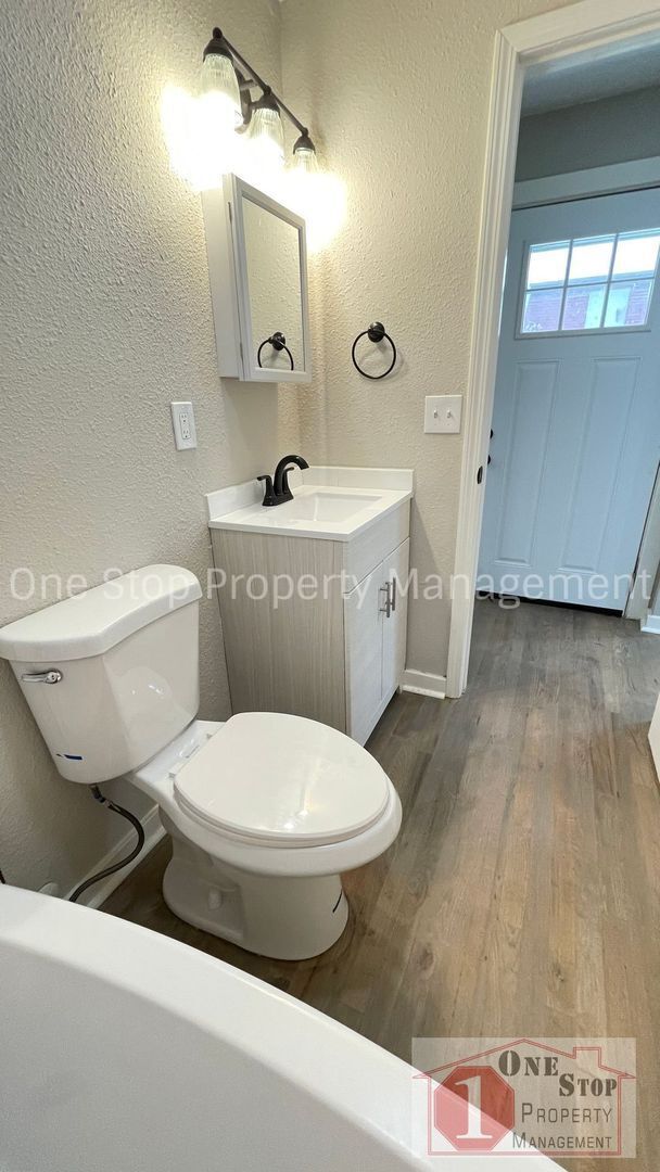 Building Photo - 3-Bedroom, 2-Bathroom home in Kansas City!