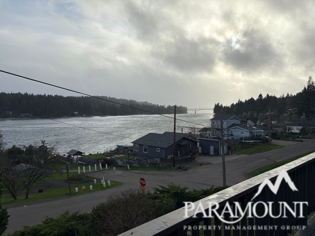 Building Photo - Cozy and centrally located waterfront views!