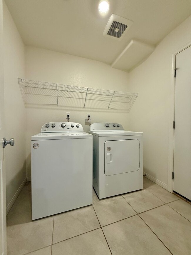Building Photo - Beautiful Inspirada Townhome! 1/2 off first full month if leased by 5/15/26!