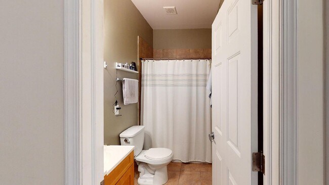 Building Photo - Three Bed Graduate Hospital Apartment