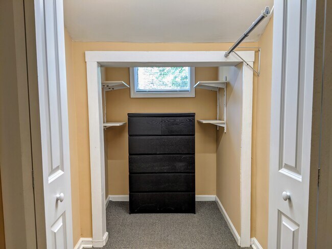 Building Photo - Charming 1 Bedroom Duplex in Buckhead!