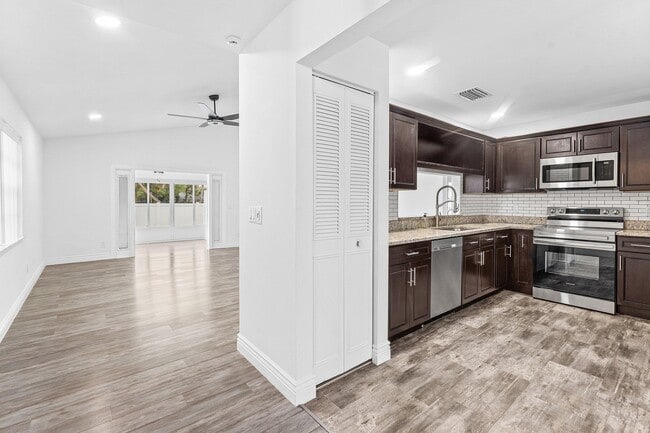 Building Photo - 125 Raintree Trail