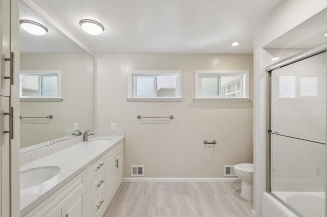 Building Photo - Luxury Apartment Available in gated Community downtown Palo Alto!