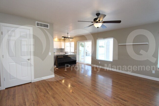 Building Photo - 850 N Valencia Dr