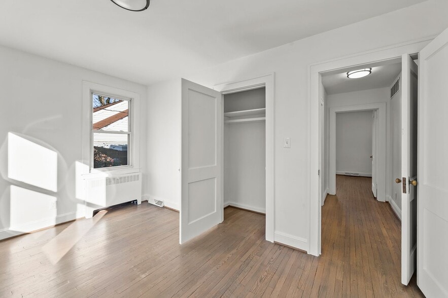 Building Photo - 3223 Anderson Dr