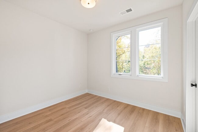 Building Photo - Modern, Move-In Ready Living in Plaza Midwood