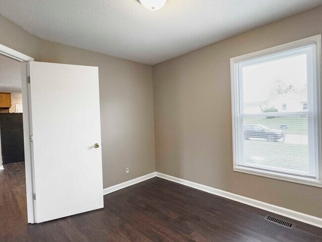 Building Photo - 587 Joshua Dr