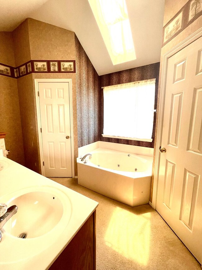 Building Photo - BIXBY SCHOOLS!! Charming Home w/fireplace.