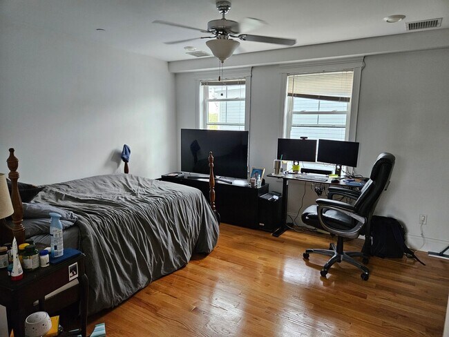 Building Photo - Immaculate 5 bed 3 bath in Lower Allston... Don't miss out..