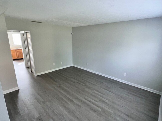 Building Photo - Lovely Townhouse in Winchester! All Electric, Off-Street Parking, W/D Hookups, Small Pets Ok!