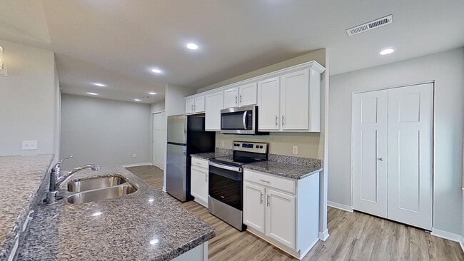 Building Photo - Like New Condo Style Upper 3 Bedroom 2 Bathroom plus Den Apartment is Available