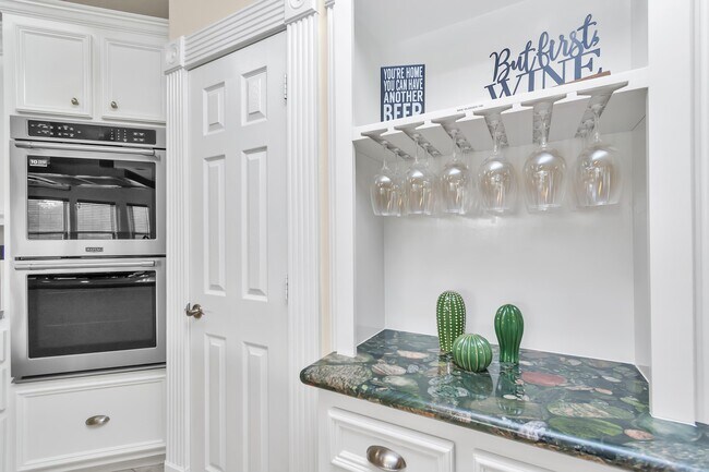 Building Photo - 1730 Lakeshore Dr