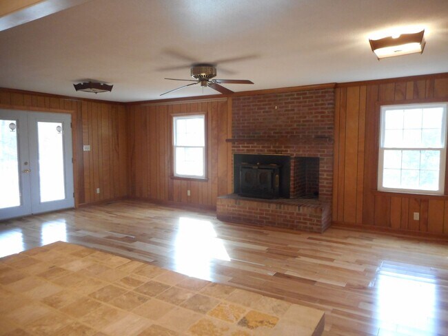 Building Photo - Beautiful 4 Bedroom 2 Bath Ranch Home on India Hook