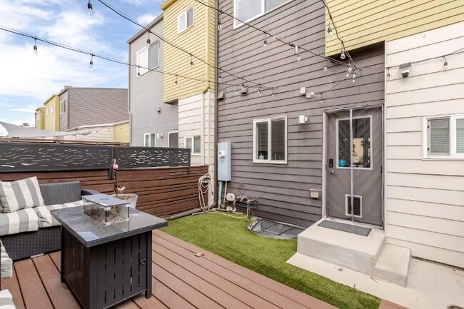 Building Photo - 2824 W Parkside Pl