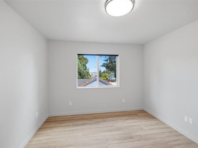 Building Photo - 1390 Overlook Ave NW