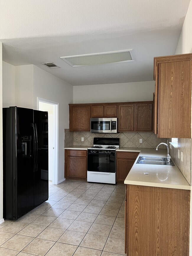 Building Photo - 14304 Sarah Ann Dr