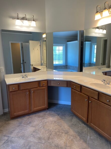 master bath with walk-in closet and garden tub - 10102 Glenburn Ln