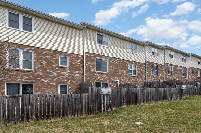 Building Photo - 617 Allenview Dr
