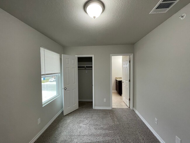 Building Photo - Town home for rent