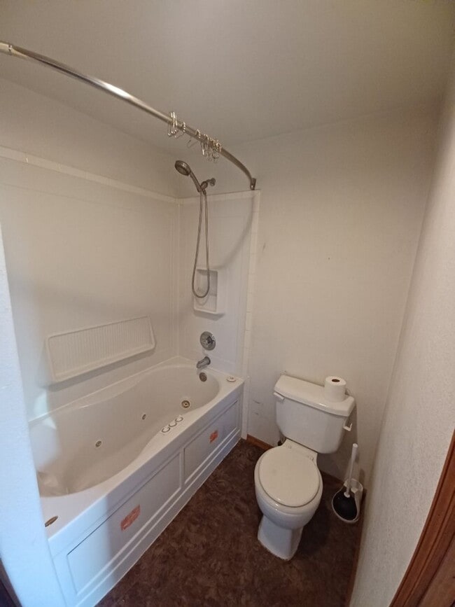 Building Photo - 3 bed, 2 bath