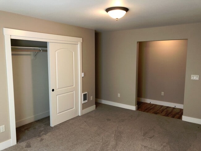 Building Photo - Beautiful Three Bedroom Downstairs Duplex