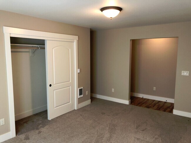 Building Photo - Beautiful Three Bedroom Duplex in South Salem