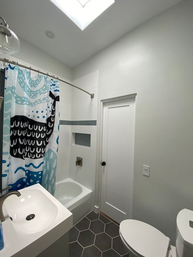Building Photo - Elegant, Multilevel 3 Bedroom 2 Bathroom in Hillcrest / North Park with Outdoor Space