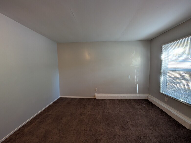 Building Photo - Room in House on Flint Glenn Ln