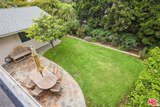 Building Photo - 907 Las Pulgas Rd