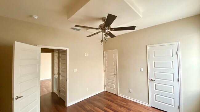 Building Photo - 1213 E Camellia Ave