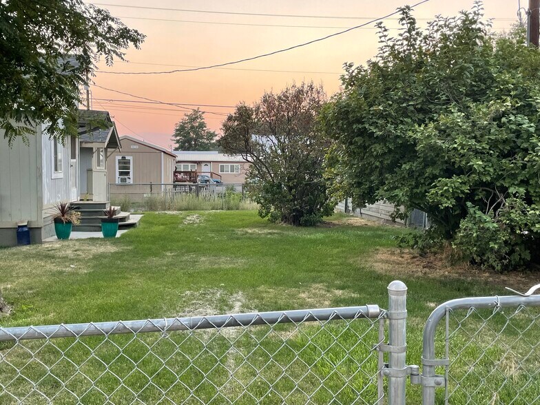 Building Photo - 3504 NE Riverside Ave