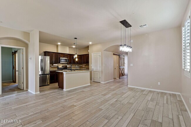 Building Photo - 3921 Desert Dunes Dr