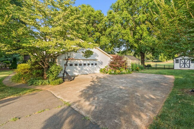 Building Photo - 4BR Golf Course Home in Bermuda Run with EV Charger