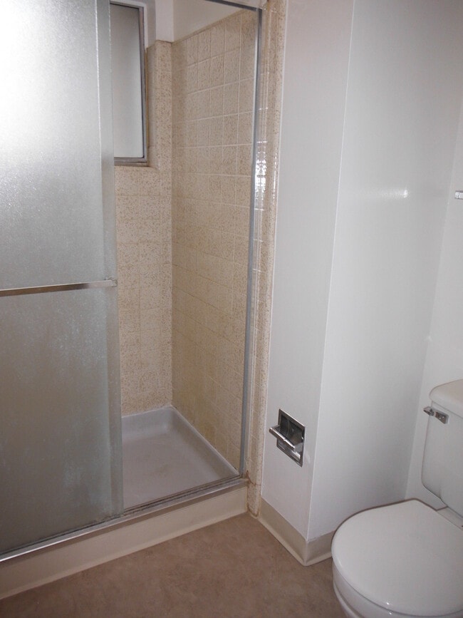 Building Photo - Spacious 3 Bedroom House Available Now
