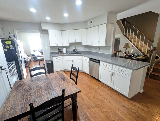 Building Photo - Beautiful 3 level END UNIT townhouse that ...