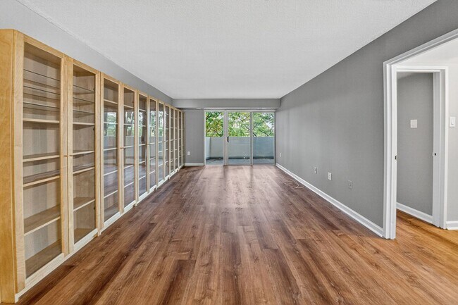 Building Photo - Available Now! 1 Bed / 1 Bath Condo in the...