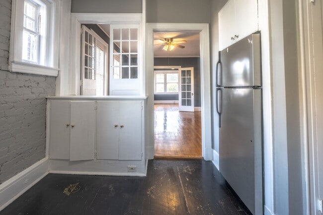 Building Photo - Historic Apartment near downtown with a vi...