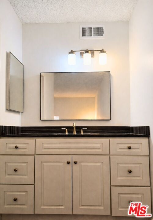 Building Photo - 991 S Idaho St