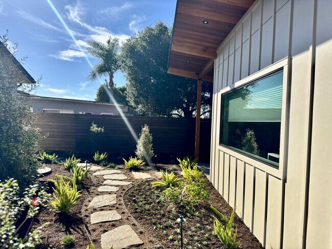 Building Photo - 1910 Raymond Ln