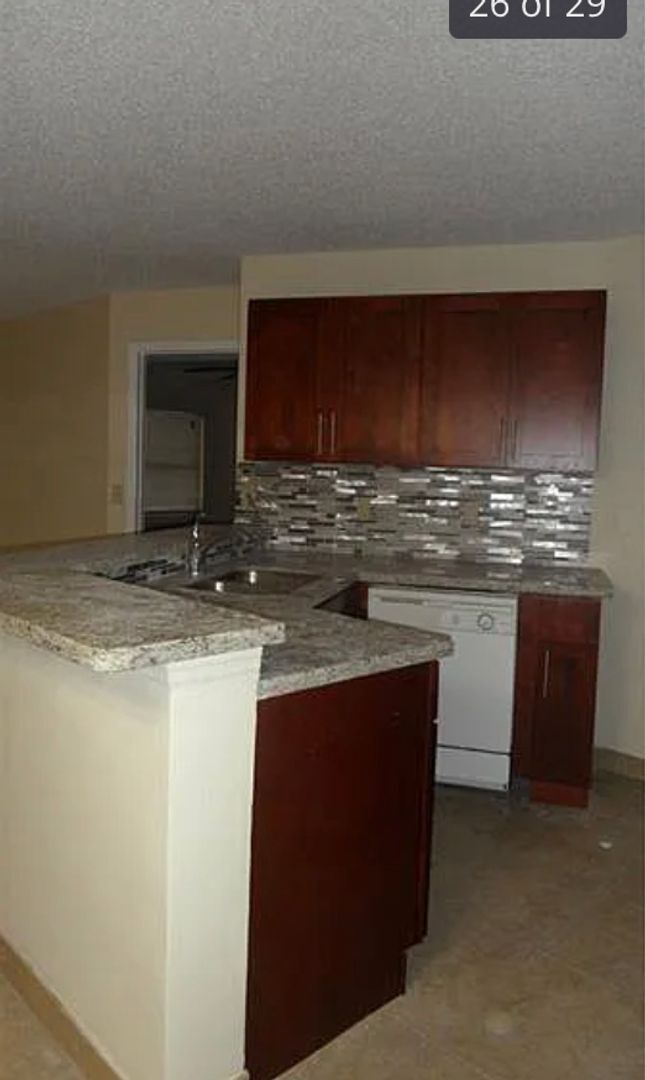 Building Photo - Spacious 2/2 Available for Move-In 9/1