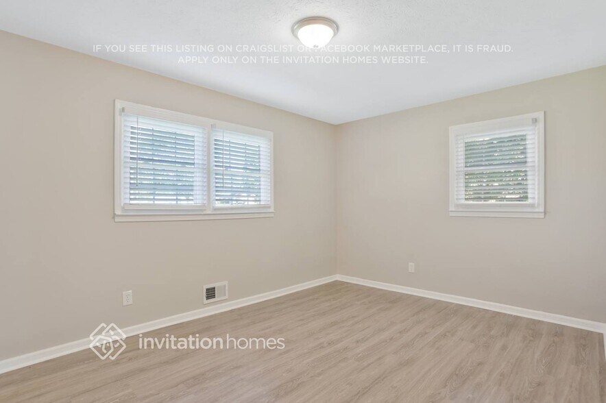 Building Photo - 3899 Summit Dr